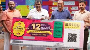 Pooja Bumper: 12 കോടി നിങ്ങളെ വിളിക്കുന്നു, നമ്പർ ഒത്തുവന്നാൽ ലൈഫ് കളർഫുൾ, ഇന്നുതന്നെ ഒരു ടിക്കറ്റെടുക്ക്