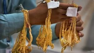 Gold Rate: കുത്തനെ കുറഞ്ഞ് സ്വർണവില, ഇടിവ് എത്ര നാൾ തുടരും, ഇന്ന് തന്നെ സ്വർണം വാങ്ങണോ..? 