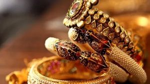 Gold Rate Live: ആഭരണപ്രേമികൾക്ക് ആശ്വാസം, സ്വർണവില വീണ്ടും കുറഞ്ഞു, ഇന്നത്തെ നിരക്ക് തത്സമയം അറിയാം