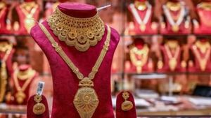 സ്വർണം തന്നെ തമ്പുരാൻ, പവന്‍റെ വില ഈ മാസത്തെ ഏറ്റവും ഉയരത്തിൽ, ഇത്തിരി വാങ്ങാൻ ഒത്തിരി പണം വേണം