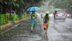 മേഘങ്ങൾ നിറയും, മഴ തുടരും; കേരളത്തിൽ എല്ലാ ജില്ലകളിലും മഴ മുന്നറിയിപ്പ്, കാലാവസ്ഥാ റിപ്പോർട്ട് ഇതാ
