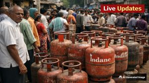 LPG Cylinder Shortage Live: എൽപിജി പ്രതിസന്ധി തുടരുന്നു, ഉന്നതതല യോഗം വിളിച്ച് പ്രധാനമന്ത്രി, തത്സമയ വിവരങ്ങൾ