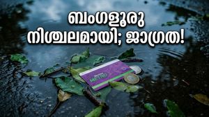 ബംഗളൂരുവിൽ പെയ്തിറങ്ങിയത് ദുരന്തം; നഗരം വെള്ളത്തിനടിയിൽ, ജനങ്ങൾ പെരുവഴിയിൽ