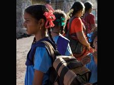 அரசின் இலவச யூனிபார்ம், பென்சில் எப்பொழுது கிடைக்கும்? காத்திருக்கும் மாணவர்கள்