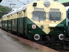 தீபாவாளிக்காக சொந்த ஊர் செல்வோரால் விறுவிறுவென நடைபெறும் ரயில் டிக்கெட் முன்பதிவு