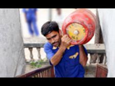 முகத்தில் கரி பூசி நிற்கும் மத்திய அரசு: கேஸ்-டீசல் விலை உயர்வை ஒத்தி வைத்தது!