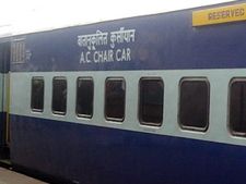 ரயிலில் முதல் வகுப்பு-ஏசி வகுப்பு பயணத்திற்கு சேவை வரி: வரும் 1ம் தேதி முதல் அமல்