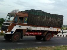 தொடர்ந்து எகிறி வரும் எரிபொருள் விலை.. சரக்கு போக்குவரத்து கட்டணம் 20% வரை அதிகரிக்கலாம்..! 