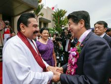 மோடியைப் பார்த்தாச்சு, அடுத்து ராஜபக்ஷவை சந்திக்கும் ஜப்பான் பிரதமர்!!