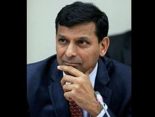 நிதி செயலாளரை சந்திக்கும் ரகுராம் ராஜன்!! செப்-30ஆம் தேதி நிதியியல் கொள்கை வெளியீடு..