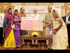 மோடி கையினால் துவங்கப்பட்ட புதிய வங்கி: 'ஐடிஎப்சி பாங்க்'