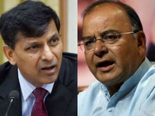 சீனாவின் வீழ்ச்சி இந்தியாவை கண்டிப்பாக பாதிக்கும்..  - ஜேட்லிக்கு எதிராக ரகுராம் ராஜன் கருத்து