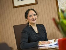வாழ்க்கையில் வெற்றி பெற ஆங்கிலம் ஒன்றும் தடையில்லை என்று இங்கிலாந்தில் நிருபித்த இந்திய பெண்..!