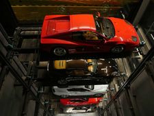 நம்ம ஊர்ல காசு போட்டா பெப்ஸி, கோக் பாட்டில் தான் வரும்.. சிங்கப்பூரில் காரே வருது..!