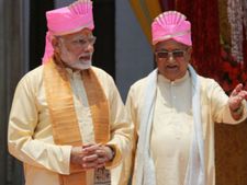 மோடியிடம் பணமதிப்பு நீக்கப்பட்ட இந்திய ரூபாய் நோட்டுகளை மாற்றி அளிக்க நேபாள் பிரதமர் கோரிக்கை! 