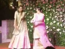 ஈஷா - ஆனந்த் நிச்சயதார்த்த விழாவில் நடனமாடி சிறப்பித்த நீட்டா அம்பானி..! 