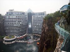 அதள பாதாளத்துல ஒரு ஐந்து நட்சத்திர ஹோட்டல்... வேற எங்க நம் சிங் மங் சங் சீனால தான்