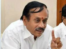 கண்ணில் பயம் தெரியுதே.. ஆனால் யார் கண்ணில் என்று  சொல்லாம விட்டுட்டீங்களே ராஜா சார்!! 