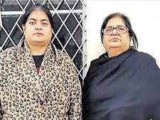 சொகுசு வாழ்கைக்காக 5 பேரை ஏமாற்றி 5 கோடி சம்பாதித்த பெண்கள்..! 
