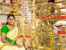  விளக்கேத்தி வைக்கணும்.. இளசுகளையும் கவரும் விளக்குக் கடை.. போராடி உயர்ந்த ராஜலட்சுமி!