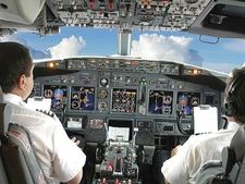 இந்தியாவில் Pilot வேலைக்கு ஆள் இல்லை..! தடுமாறும் விமான நிறுவனங்கள்..! 