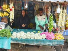 இந்து கோவில்களுக்கு பூ விற்கும் ரவுலா பர்வீன்..! 
