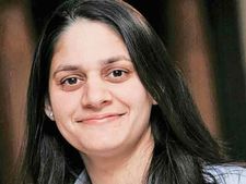 தீவிரவாத தாக்குதலில் இறந்த கணவர், மகளுக்காக போராடிய தாய், இன்று Yes Bank இயக்குநராக வந்த மகள்..! 