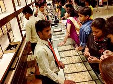 தங்கம் விலை சவரனுக்கு ஒரே நாளில் ரூ.296 அதிகரிப்பு.. பொதுமக்கள் அதிர்ச்சி 