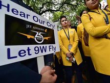 Jet Airways ஊழியர்கள் கொந்தளிப்பு! எங்கள் முதலாளியின் பாஸ்போர்ட்டை முடக்குங்கள்..! 
