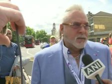 யாரது யாரது அங்கே.. இந்தியா ஆஸ்திரேலியா மேட்ச் பார்க்க வந்த மல்லையா .. கடுப்பான எஸ்பிஐ! 