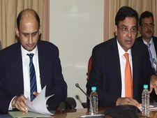 RBI-ல் விரல் ஆச்சார்யாவும், உர்ஜித் படேலும் சேர்ந்து போர் கொடி தூக்கிய 7 விஷயங்கள்! கொதித்த பாஜக..!