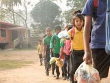 என் பொண்ண 1-ம் வகுப்பு சேத்திருக்கேன், ஃபீஸ் சொல்லுங்க..? ஒரு கிலோ Plastics பாட்டில்..! என்னது..?