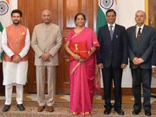 Budget 2019 : நிர்மலா சீதாராமனின் முதல் பட்ஜெட்..  பங்குச் சந்தை கிடுகிடுக்குமா.. கலகலக்குமா? 