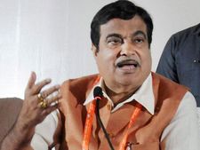 வாராக்கடன் சிக்கலில் தவிக்கும் வங்கிகள்- கடன் வழங்குவதில் காலதாமதமாக காரணம் சொல்கிறார் நிதின் கட்கரி