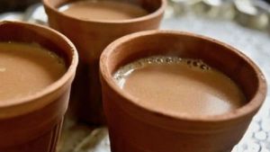 இனி இப்படி தான் டீ கிடைக்கும்.. மண் மணம் மாறாமல் மண் குவளைகளில்.. நிதின் கட்காரி தகவல்!