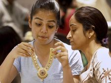 வரலாற்று உச்சத்தில் தங்கம் விலை..1 22 கேரட் ஒரு பவுன் தங்கத்துக்கு 30,000 ரூபாயா..?
