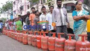 ரேஷனில் எல்பிஜி சிலிண்டர்களா..? தட்டுப்பாட்டை போக்க எண்ணெய் நிறுவனங்கள் திடீர் முடிவு..! 