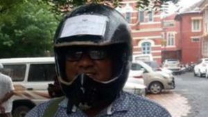 புதிய அபராத தொகையின் எதிரொலி.. இரு சக்கர வாகனத்தின் அனைத்து ஆவணங்களையும் ஹெல்மெட் மீது ஒட்டிய நபர்! 