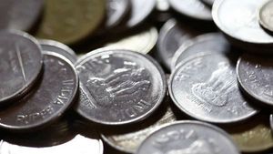 83,000 ரூபாயை நான்கு மணி நேரம் எண்ணிய ஊழியர்கள்..! 