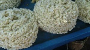 மதுரை மல்லி.. மதுரை மல்லி.. 3000 ரூபாயா..  பொண்டாட்டிக்கு பூ வாங்கித் தர லோன் போடணும் போலயே! 