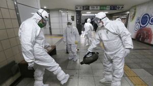 கொரோனா பீதியில் மக்கள்.. பாதுகாப்பு உடைகளுக்கும் பற்றாக்குறை.. என்னதான் செய்வது.. தவிக்கும் சீனா! 