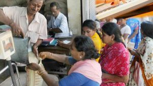 கொரோனா எதிரொலி: 75 கோடி ரேஷன் கார்ட் பயனர்கள் 6 மாத சரக்கை வாங்கிக் கொள்ளலாம்! 