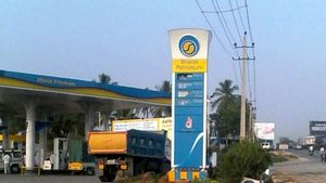 BPCL-லில் 52.98% பங்குகளை விற்க மத்திய அரசு முடிவு.. ஒப்பந்தப் புள்ளிகளுக்கு அழைப்பு! 