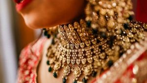 முரட்டு உச்சத்தில் தங்கம் விலை! ஒரே மாதத்தில் ரூ.1,620 எகிறல்! ஏழை மக்கள் இனி தங்கம் வாங்க முடியுமா?