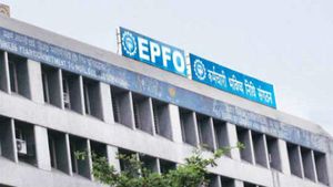 கொரோனா PF Withdrawal-க்கு வரி செலுத்த வேண்டுமா? எவ்வளவு PF Claim செய்யலாம்? 