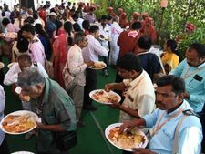 வேலை இழந்த தொழிலாளர்களுக்கு சோறு போடும் மும்பை மசூதி! பசிக்கு ஏதுங்க மதம்?