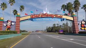 28,000 ஊழியர்களை வீட்டுக்கு அனுப்பும் Disney! 