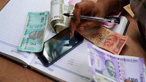 Senior Citizen Savings Scheme 7.4% வட்டி தரும் அரசின் மாஸ் திட்டம்! நன்மைகள் என்ன? எப்படி இணைவது! 