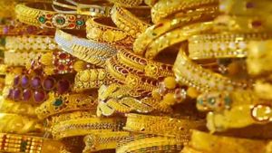 உச்சத்தில் இருந்து 10 கிராம் தங்கம் விலை ரூ.5,700க்கு மேல் வீழ்ச்சி.. இன்னும் குறையுமா? வாங்கலாமா? 