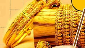 பட்டையை கிளப்பி வரும் தங்கம் விலை.. நிபுணர்கள் சொன்னதெல்லாம் நடந்திரும் போலிருக்கே..! 